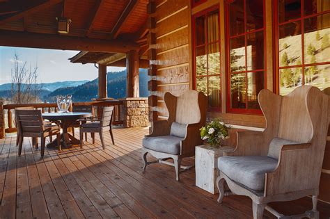 Log Cabin Hotel .